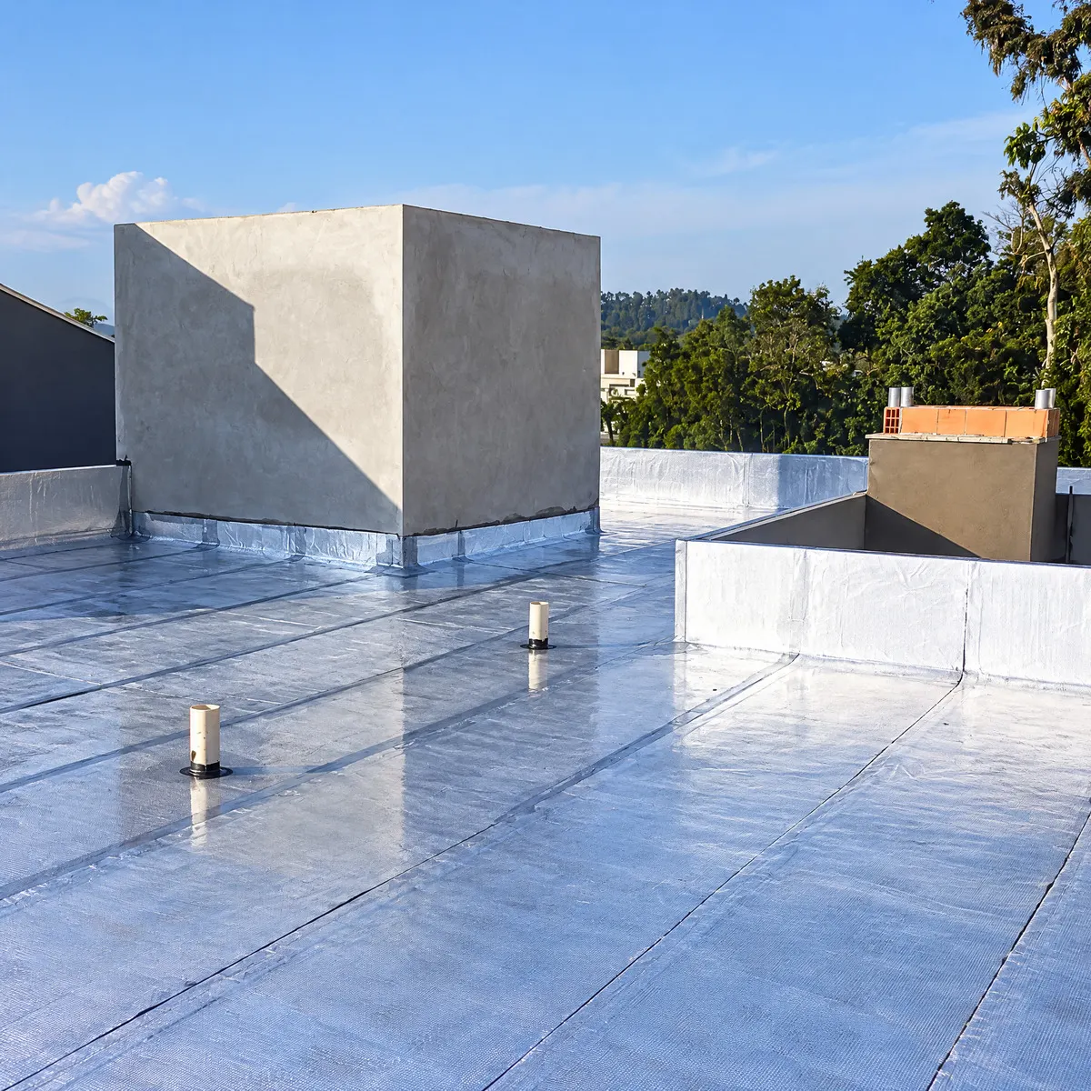 Detalhe da manta asfáltica aluminizada aplicada em laje com ralos e arremates
